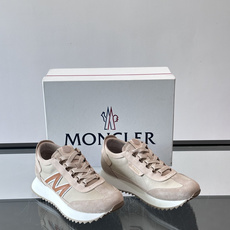 👟Moncler男士复古运动鞋,采用织物+麂皮拼接,质感细腻又耐穿。厚底设计有增高效果,还能减缓走路疲劳 👟Moncler男士复古运动鞋,采用织物+麂皮拼接,质感细腻又耐穿。厚底设计有增高效果,还能减缓走路疲劳