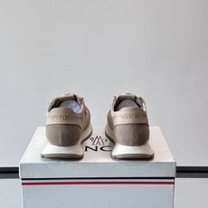 👟Moncler男士复古运动鞋,采用织物+麂皮拼接,质感细腻又耐穿。厚底设计有增高效果,还能减缓走路疲劳 👟Moncler男士复古运动鞋,采用织物+麂皮拼接,质感细腻又耐穿。厚底设计有增高效果,还能减缓走路疲劳