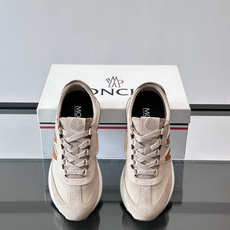 👟Moncler男士复古运动鞋,采用织物+麂皮拼接,质感细腻又耐穿。厚底设计有增高效果,还能减缓走路疲劳 👟Moncler男士复古运动鞋,采用织物+麂皮拼接,质感细腻又耐穿。厚底设计有增高效果,还能减缓走路疲劳