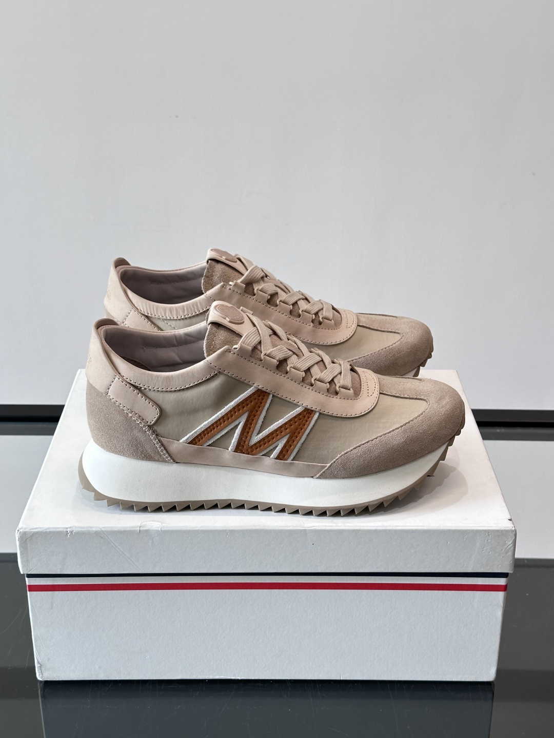 👟Moncler男士复古运动鞋，采用织物+麂皮拼接，质感细腻又耐穿。厚底设计有增高效果，还能减缓走路疲劳