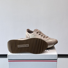 👟Moncler男士复古运动鞋,采用织物+麂皮拼接,质感细腻又耐穿。厚底设计有增高效果,还能减缓走路疲劳 👟Moncler男士复古运动鞋,采用织物+麂皮拼接,质感细腻又耐穿。厚底设计有增高效果,还能减缓走路疲劳