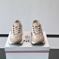 👟Moncler男士复古运动鞋,采用织物+麂皮拼接,质感细腻又耐穿。厚底设计有增高效果,还能减缓走路疲劳 👟Moncler男士复古运动鞋,采用织物+麂皮拼接,质感细腻又耐穿。厚底设计有增高效果,还能减缓走路疲劳