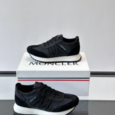 👟Moncler男士复古运动鞋,采用织物+麂皮拼接,质感细腻又耐穿。厚底设计有增高效果,还能减缓走路疲劳 👟Moncler男士复古运动鞋,采用织物+麂皮拼接,质感细腻又耐穿。厚底设计有增高效果,还能减缓走路疲劳