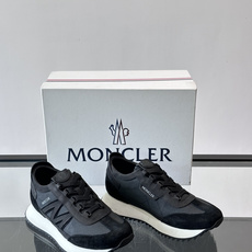 👟Moncler男士复古运动鞋,采用织物+麂皮拼接,质感细腻又耐穿。厚底设计有增高效果,还能减缓走路疲劳 👟Moncler男士复古运动鞋,采用织物+麂皮拼接,质感细腻又耐穿。厚底设计有增高效果,还能减缓走路疲劳