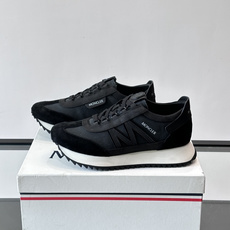 👟Moncler男士复古运动鞋,采用织物+麂皮拼接,质感细腻又耐穿。厚底设计有增高效果,还能减缓走路疲劳 👟Moncler男士复古运动鞋,采用织物+麂皮拼接,质感细腻又耐穿。厚底设计有增高效果,还能减缓走路疲劳