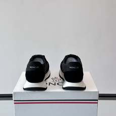 👟Moncler男士复古运动鞋,采用织物+麂皮拼接,质感细腻又耐穿。厚底设计有增高效果,还能减缓走路疲劳 👟Moncler男士复古运动鞋,采用织物+麂皮拼接,质感细腻又耐穿。厚底设计有增高效果,还能减缓走路疲劳