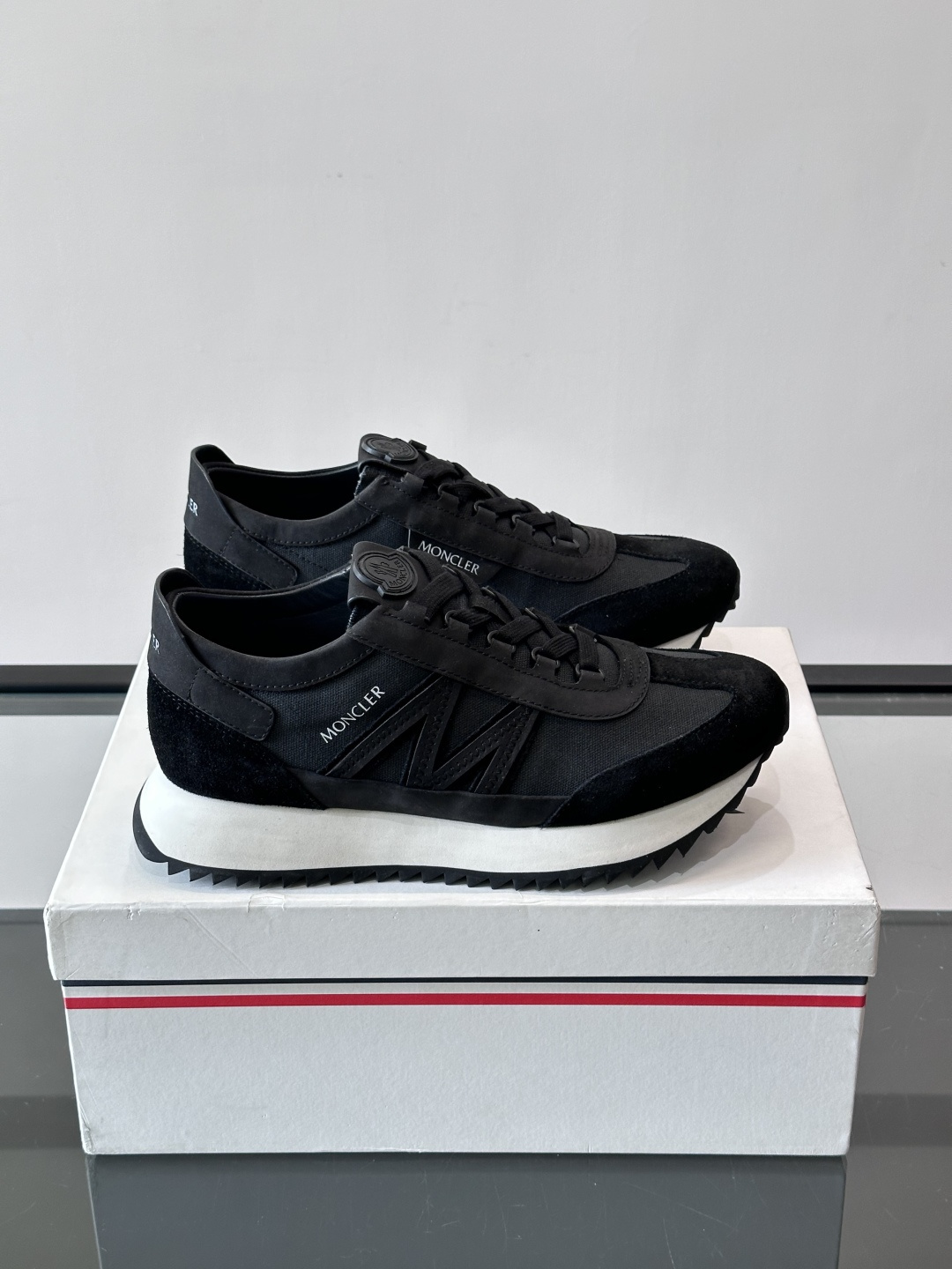 👟Moncler男士复古运动鞋，采用织物+麂皮拼接，质感细腻又耐穿。厚底设计有增高效果，还能减缓走路疲劳