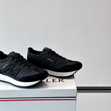 👟Moncler男士复古运动鞋,采用织物+麂皮拼接,质感细腻又耐穿。厚底设计有增高效果,还能减缓走路疲劳 👟Moncler男士复古运动鞋,采用织物+麂皮拼接,质感细腻又耐穿。厚底设计有增高效果,还能减缓走路疲劳