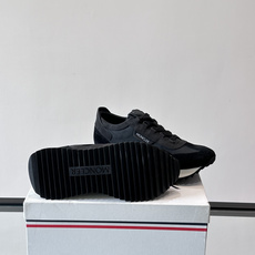 👟Moncler男士复古运动鞋,采用织物+麂皮拼接,质感细腻又耐穿。厚底设计有增高效果,还能减缓走路疲劳 👟Moncler男士复古运动鞋,采用织物+麂皮拼接,质感细腻又耐穿。厚底设计有增高效果,还能减缓走路疲劳