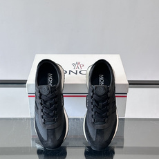 👟Moncler男士复古运动鞋,采用织物+麂皮拼接,质感细腻又耐穿。厚底设计有增高效果,还能减缓走路疲劳 👟Moncler男士复古运动鞋,采用织物+麂皮拼接,质感细腻又耐穿。厚底设计有增高效果,还能减缓走路疲劳