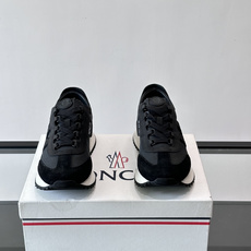 👟Moncler男士复古运动鞋,采用织物+麂皮拼接,质感细腻又耐穿。厚底设计有增高效果,还能减缓走路疲劳 👟Moncler男士复古运动鞋,采用织物+麂皮拼接,质感细腻又耐穿。厚底设计有增高效果,还能减缓走路疲劳