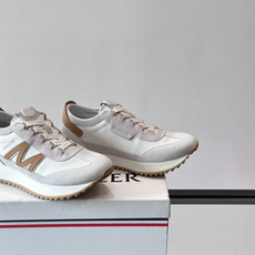 👟Moncler男士复古运动鞋,采用织物+麂皮拼接,质感细腻又耐穿。厚底设计有增高效果,还能减缓走路疲劳 👟Moncler男士复古运动鞋,采用织物+麂皮拼接,质感细腻又耐穿。厚底设计有增高效果,还能减缓走路疲劳
