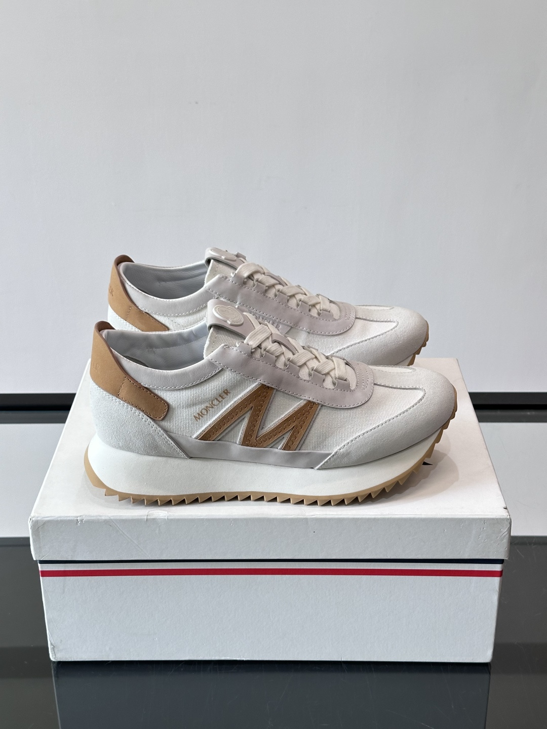👟Moncler男士复古运动鞋，采用织物+麂皮拼接，质感细腻又耐穿。厚底设计有增高效果，还能减缓走路疲劳