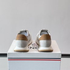 👟Moncler男士复古运动鞋,采用织物+麂皮拼接,质感细腻又耐穿。厚底设计有增高效果,还能减缓走路疲劳 👟Moncler男士复古运动鞋,采用织物+麂皮拼接,质感细腻又耐穿。厚底设计有增高效果,还能减缓走路疲劳