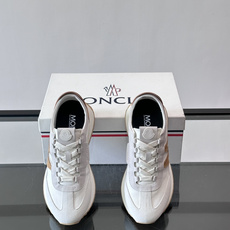 👟Moncler男士复古运动鞋,采用织物+麂皮拼接,质感细腻又耐穿。厚底设计有增高效果,还能减缓走路疲劳 👟Moncler男士复古运动鞋,采用织物+麂皮拼接,质感细腻又耐穿。厚底设计有增高效果,还能减缓走路疲劳