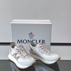 👟Moncler男士复古运动鞋,采用织物+麂皮拼接,质感细腻又耐穿。厚底设计有增高效果,还能减缓走路疲劳 👟Moncler男士复古运动鞋,采用织物+麂皮拼接,质感细腻又耐穿。厚底设计有增高效果,还能减缓走路疲劳
