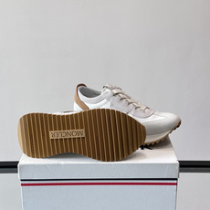 👟Moncler男士复古运动鞋,采用织物+麂皮拼接,质感细腻又耐穿。厚底设计有增高效果,还能减缓走路疲劳 👟Moncler男士复古运动鞋,采用织物+麂皮拼接,质感细腻又耐穿。厚底设计有增高效果,还能减缓走路疲劳