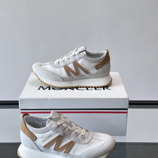 👟Moncler男士复古运动鞋,采用织物+麂皮拼接,质感细腻又耐穿。厚底设计有增高效果,还能减缓走路疲劳 👟Moncler男士复古运动鞋,采用织物+麂皮拼接,质感细腻又耐穿。厚底设计有增高效果,还能减缓走路疲劳