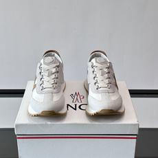 👟Moncler男士复古运动鞋,采用织物+麂皮拼接,质感细腻又耐穿。厚底设计有增高效果,还能减缓走路疲劳 👟Moncler男士复古运动鞋,采用织物+麂皮拼接,质感细腻又耐穿。厚底设计有增高效果,还能减缓走路疲劳