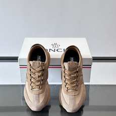 👟Moncler男士复古运动鞋,采用织物+麂皮拼接,质感细腻又耐穿。厚底设计有增高效果,还能减缓走路疲劳 👟Moncler男士复古运动鞋,采用织物+麂皮拼接,质感细腻又耐穿。厚底设计有增高效果,还能减缓走路疲劳