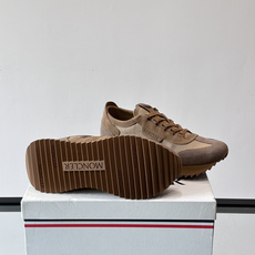 👟Moncler男士复古运动鞋,采用织物+麂皮拼接,质感细腻又耐穿。厚底设计有增高效果,还能减缓走路疲劳 👟Moncler男士复古运动鞋,采用织物+麂皮拼接,质感细腻又耐穿。厚底设计有增高效果,还能减缓走路疲劳