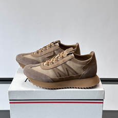 👟Moncler男士复古运动鞋,采用织物+麂皮拼接,质感细腻又耐穿。厚底设计有增高效果,还能减缓走路疲劳 👟Moncler男士复古运动鞋,采用织物+麂皮拼接,质感细腻又耐穿。厚底设计有增高效果,还能减缓走路疲劳