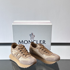 👟Moncler男士复古运动鞋,采用织物+麂皮拼接,质感细腻又耐穿。厚底设计有增高效果,还能减缓走路疲劳 👟Moncler男士复古运动鞋,采用织物+麂皮拼接,质感细腻又耐穿。厚底设计有增高效果,还能减缓走路疲劳
