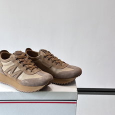 👟Moncler男士复古运动鞋,采用织物+麂皮拼接,质感细腻又耐穿。厚底设计有增高效果,还能减缓走路疲劳 👟Moncler男士复古运动鞋,采用织物+麂皮拼接,质感细腻又耐穿。厚底设计有增高效果,还能减缓走路疲劳