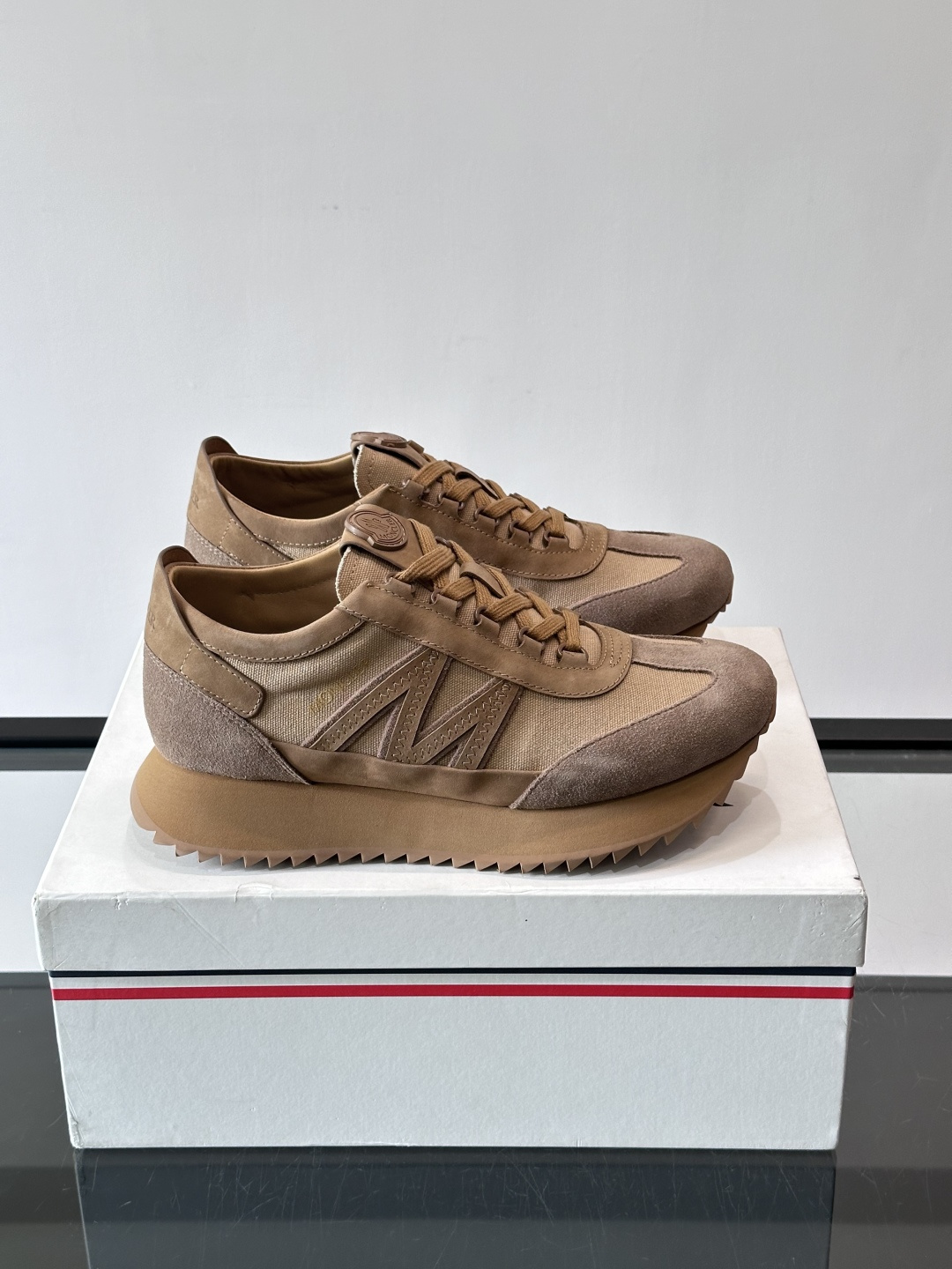 👟Moncler男士复古运动鞋，采用织物+麂皮拼接，质感细腻又耐穿。厚底设计有增高效果，还能减缓走路疲劳