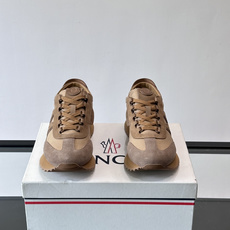 👟Moncler男士复古运动鞋,采用织物+麂皮拼接,质感细腻又耐穿。厚底设计有增高效果,还能减缓走路疲劳 👟Moncler男士复古运动鞋,采用织物+麂皮拼接,质感细腻又耐穿。厚底设计有增高效果,还能减缓走路疲劳