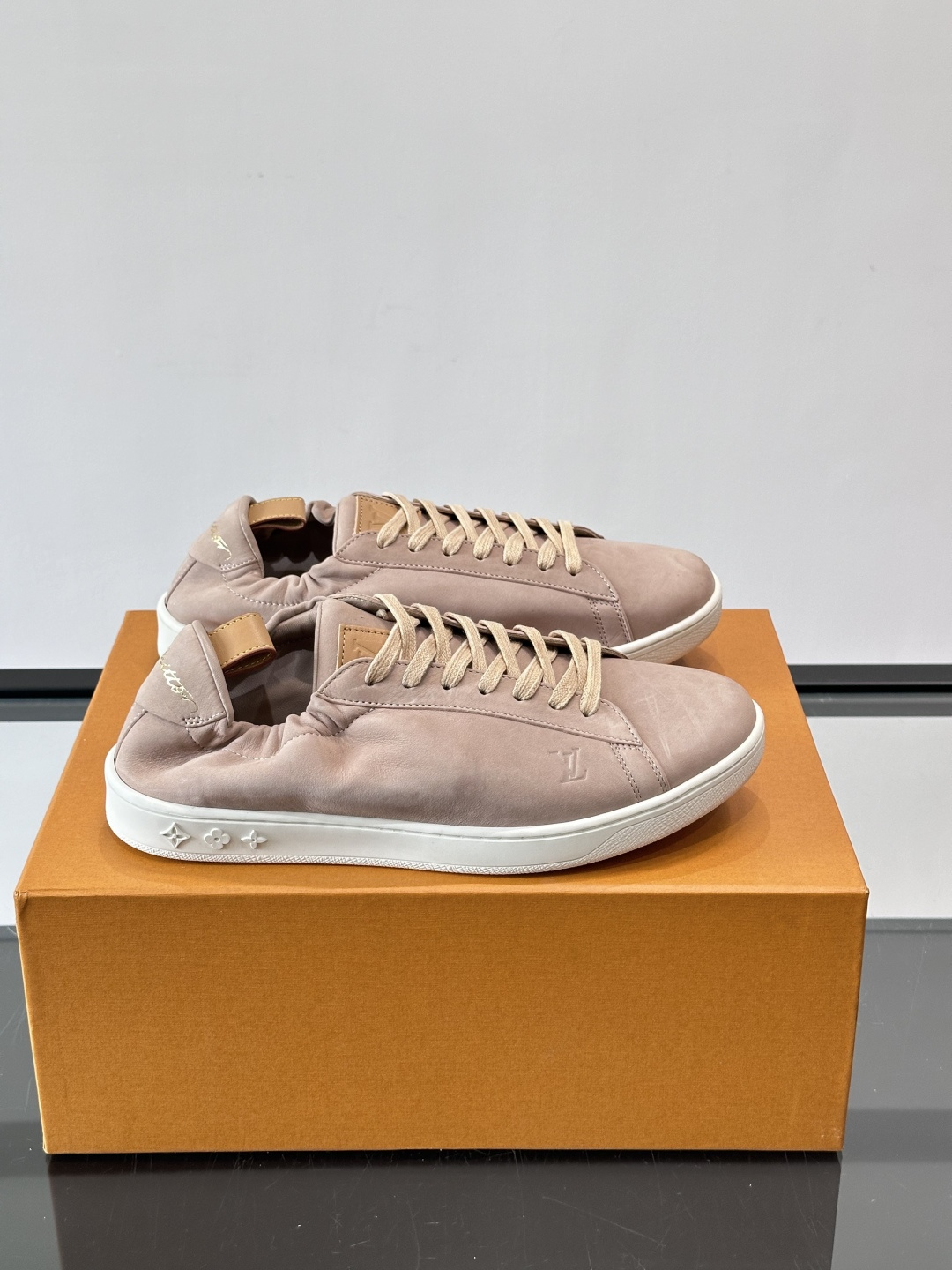 NO:888028,LV suede sneakers, low-top design + white rubber sole, simple and high-end!  The suede is soft and breathable, super comfortable for daily wear, and the color is low-key and versatile, so it looks good with any outfit. The tongue and heel have brand logos, and the details are perfect, showing LV's consistent exquisite craftsmanship. Whether it is casual or light luxury, it can be easily controlled, fashionable and practical!  size39-45,,louis vuitton,chamois leather19860909LV麂皮板鞋,低帮设计+白色橡胶鞋底,简约又高级！麂皮柔软透气,日常穿搭超舒适,色调低调百搭,怎么搭都好看.鞋舌和后跟有品牌标识,细节满分,彰显LV一贯的精致工艺.无论休闲还是轻奢风,都能轻松驾驭,时尚实用两不误！ size39-45,,louis vuitton,chamois leather,Men's shoes