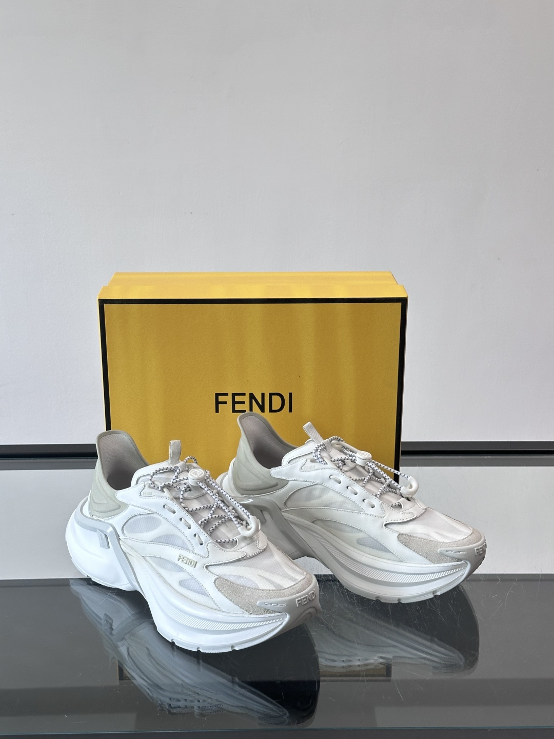 Fendi男士休闲老爹鞋，经典复古老爹鞋设计，鞋面采用网布➕牛皮拼接，轻薄透气，日常穿着超舒适✨。厚底缓