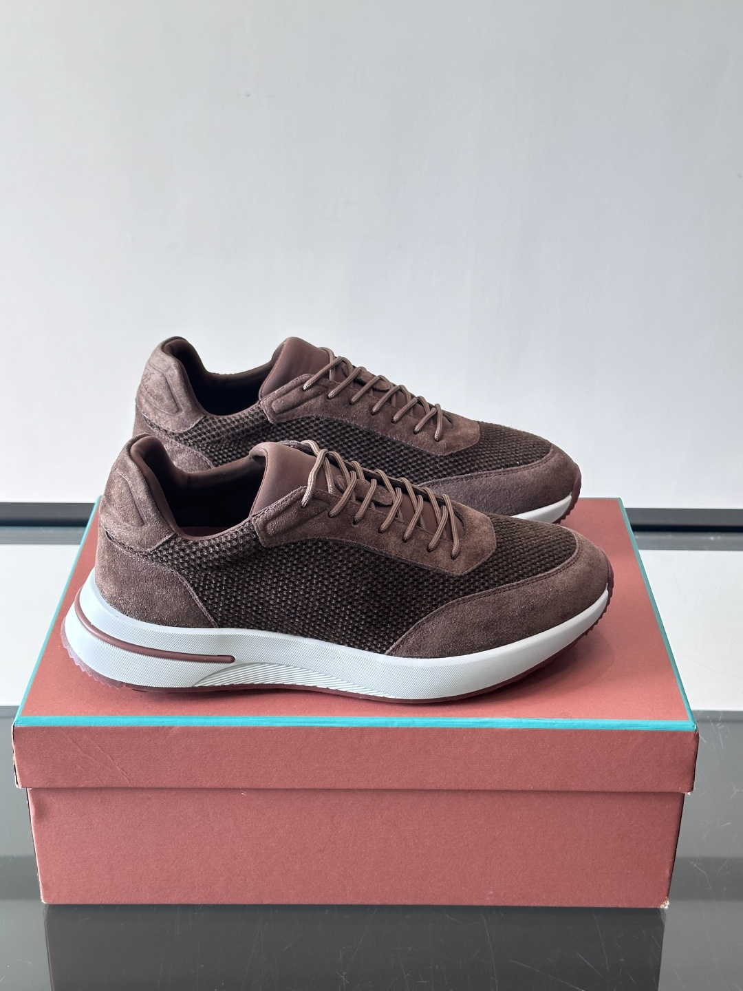 Loro Piana男士休闲运动鞋，采用透气网布+牛皮拼接，简约低调又高级✨。白色橡胶鞋底搭配深红细节点