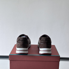 Loro Piana男士休闲运动鞋,采用透气网布+牛皮拼接,简约低调又高级✨。白色橡胶鞋底搭配深红细节点 Loro Piana男士休闲运动鞋,采用透气网布+牛皮拼接,简约低调又高级✨。白色橡胶鞋底搭配深红细节点