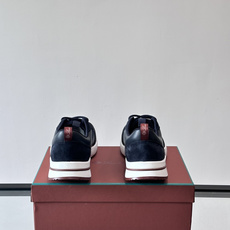 Loro Piana男士休闲运动鞋,采用透气网布+牛皮拼接,简约低调又高级✨。白色橡胶鞋底搭配深红细节点 Loro Piana男士休闲运动鞋,采用透气网布+牛皮拼接,简约低调又高级✨。白色橡胶鞋底搭配深红细节点