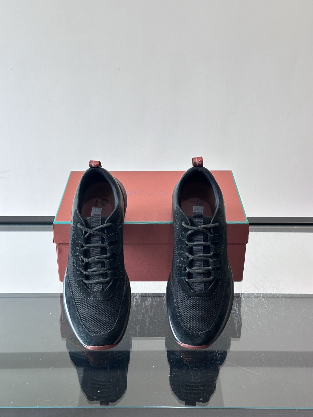 Loro Piana男士休闲运动鞋，采用透气网布+牛皮拼接，简约低调又高级✨。白色橡胶鞋底搭配深红细节点