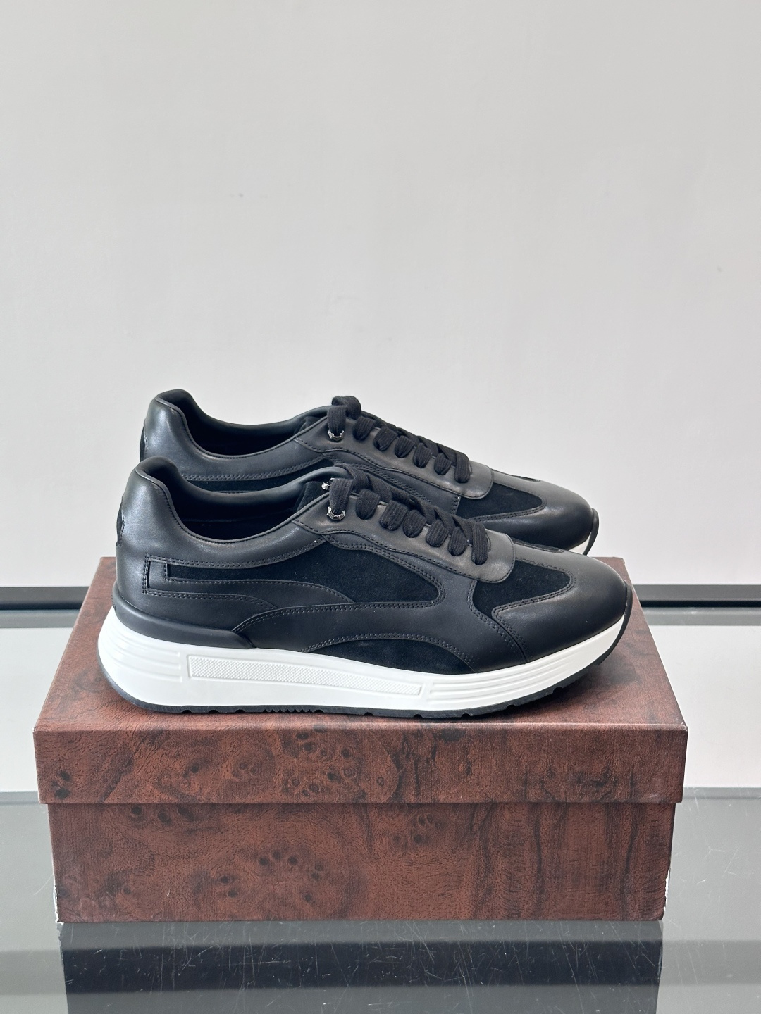 NO:888020,Roberto Ricci men's casual sports shoes, leather + fabric splicing, simple and layered. White thick-soled design, cushioning and comfortable, suitable for daily wear or light exercise!  The shoelaces are of the same color, with exquisite details and perfect texture. The wooden texture shoe box has a full sense of brand and is suitable for gifts and personal use~, size 39-45,, sneakers19860909Roberto Ricci男士休闲运动鞋,皮革+织物拼接,简约又有层次感.白色厚底设计,缓震舒适,日常穿搭或轻运动都OK！鞋带是同色系,细节精致,质感满分.木质纹理鞋盒,品牌感十足,送礼自用都很合适～ ,size39-45,,sneakers,Men's shoes
