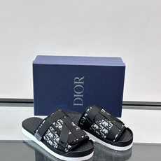 Dior迪奥D-Club厚底凉拖,简单的配色,鞋面是经典Oblique老花提花,搭配皮革饰边和可调节织物 Dior迪奥D-Club厚底凉拖,简单的配色,鞋面是经典Oblique老花提花,搭配皮革饰边和可调节织物