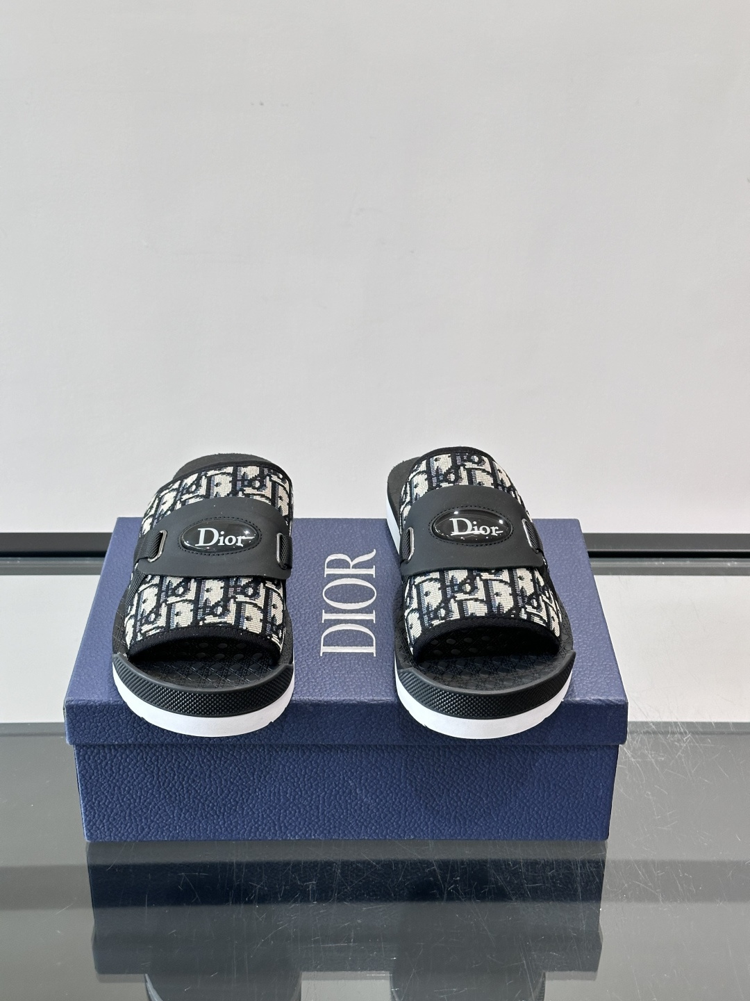 Dior迪奥D-Club厚底凉拖，简单的配色，鞋面是经典Oblique老花提花，搭配皮革饰边和可调节织物