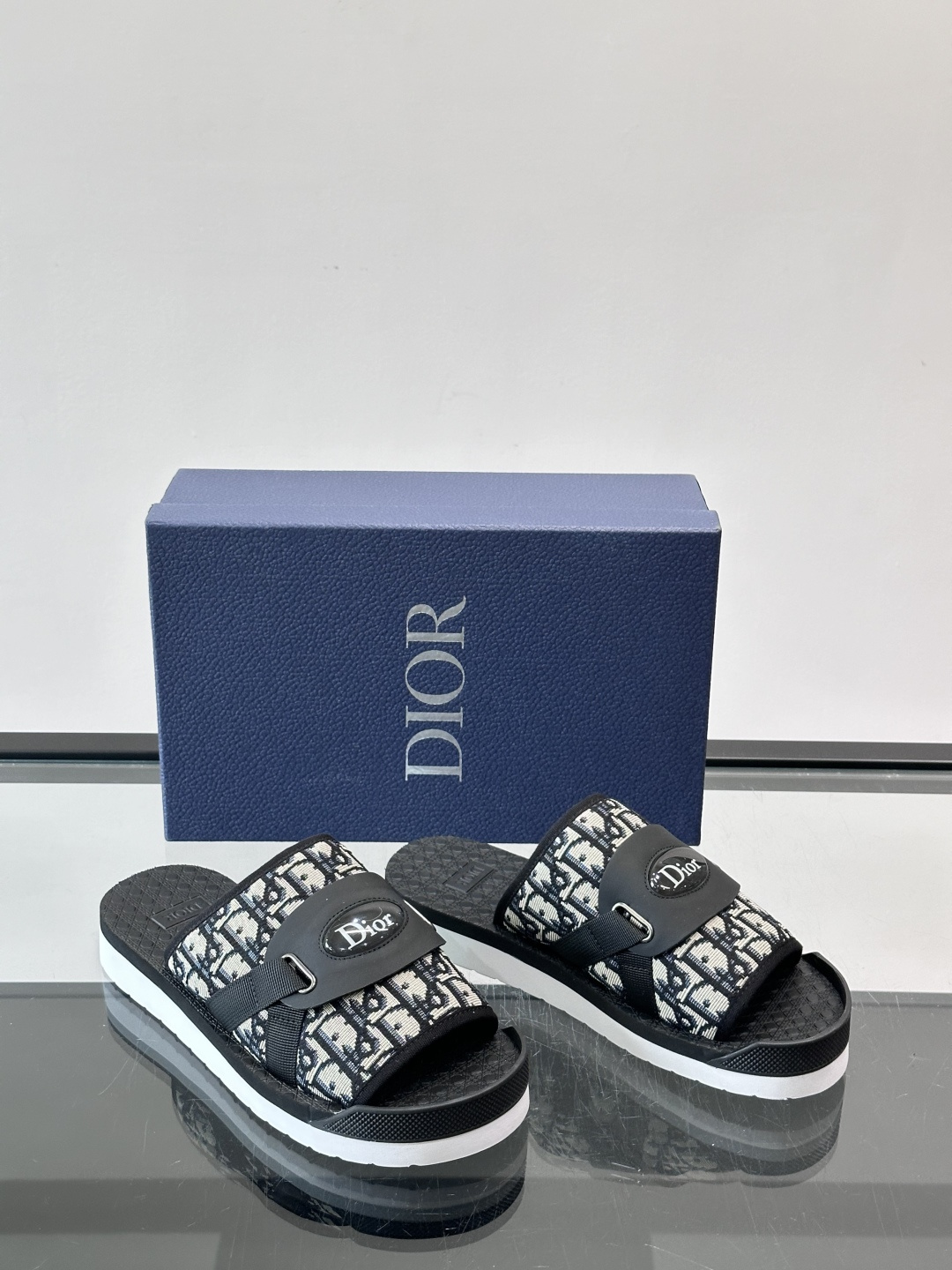 Dior迪奥D-Club厚底凉拖，简单的配色，鞋面是经典Oblique老花提花，搭配皮革饰边和可调节织物