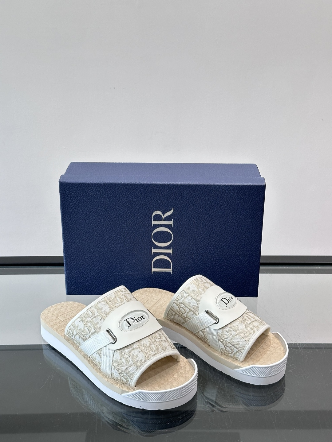 Dior迪奥D-Club厚底凉拖，简单的配色，鞋面是经典Oblique老花提花，搭配皮革饰边和可调节织物