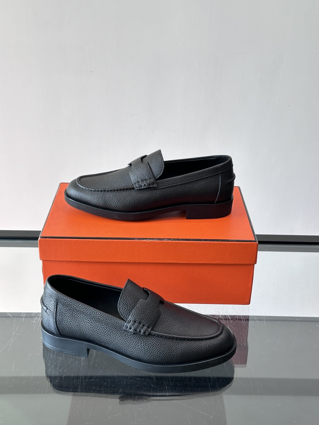 爱马仕Hermes皮鞋👞。2026高级感商务穿搭必备的男鞋~~进口原版牛皮，水染头层牛里，进口橡胶大底！
