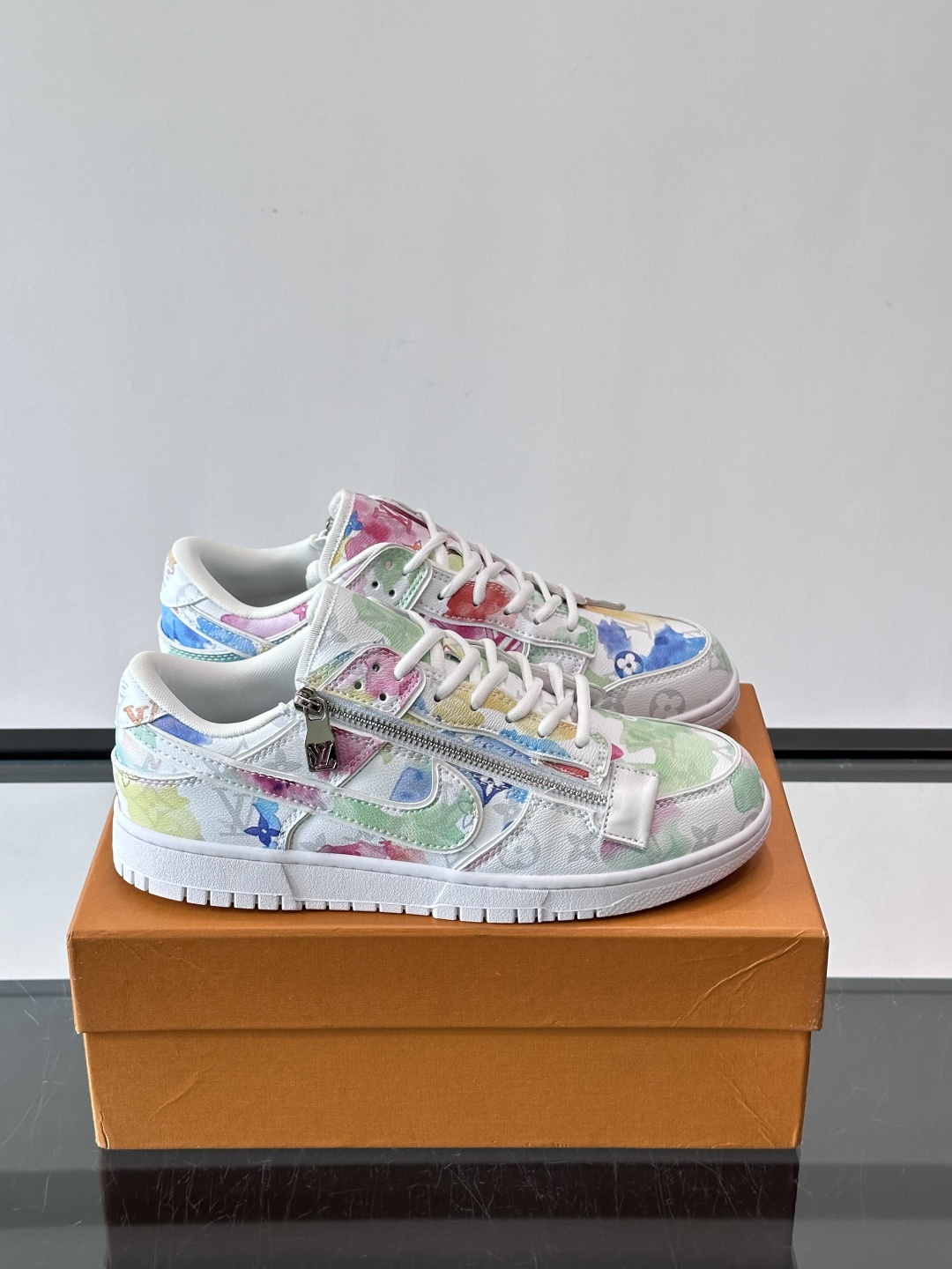 NO:888087,L.v*19860909L.v* X nike联名低帮休闲运动鞋,采用头层牛皮拼接原版帆布精心制作,侧身联名印花logo装饰,双色橡胶鞋底、后侧鞋口和鞋跟处均带有品牌标志性细节,提升格调.时尚百搭,可为各式造型增光添彩.塑造独具动感活力与摩登气息的精致设计 Size38-46,,sneakers,cowhide,Men's shoes