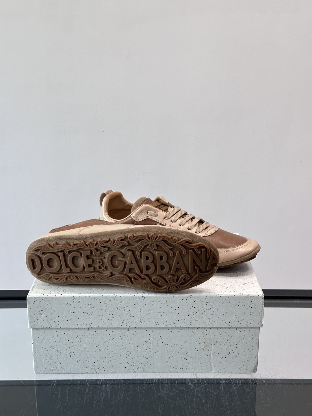 👟Dolce & Gabbana 系列运动鞋，皮革鞋面，简约复古设计，低调又有质感✨。橡胶鞋底，穿着舒适