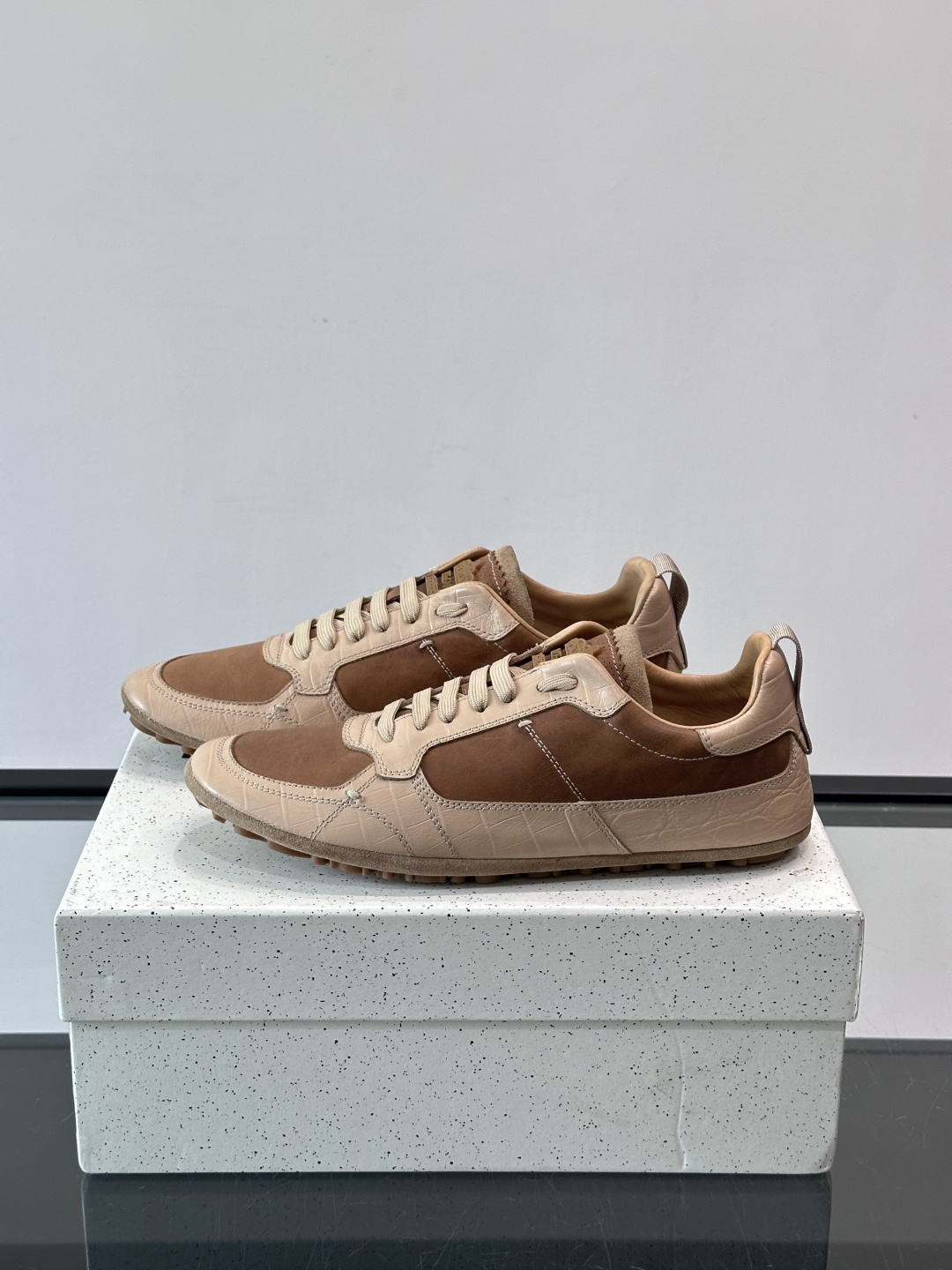 👟Dolce & Gabbana 系列运动鞋，皮革鞋面，简约复古设计，低调又有质感✨。橡胶鞋底，穿着舒适