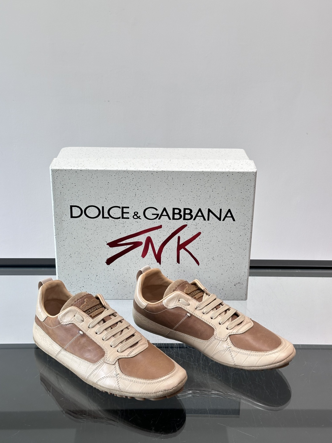 👟Dolce & Gabbana 系列运动鞋，皮革鞋面，简约复古设计，低调又有质感✨。橡胶鞋底，穿着舒适