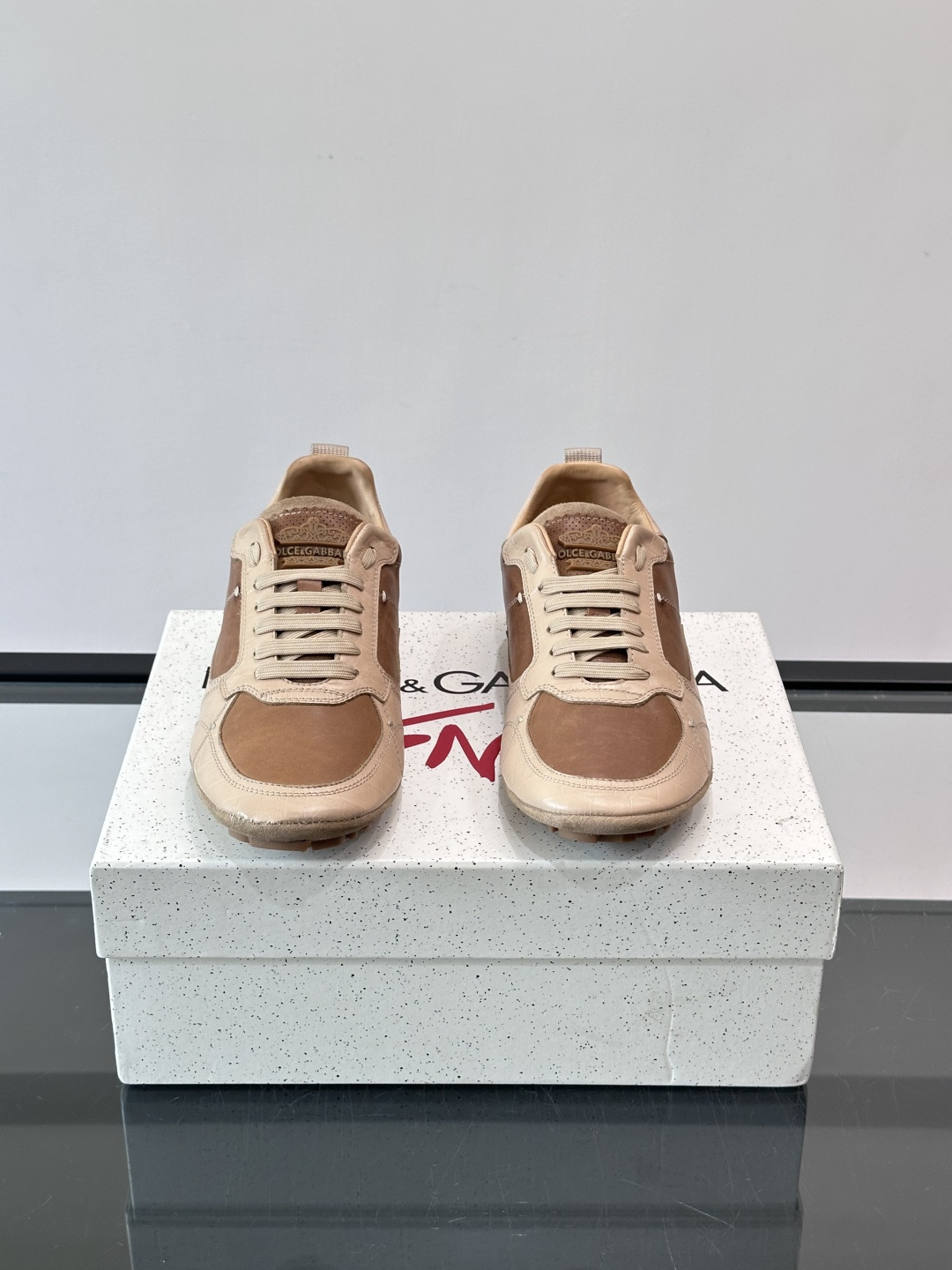 👟Dolce & Gabbana 系列运动鞋，皮革鞋面，简约复古设计，低调又有质感✨。橡胶鞋底，穿着舒适