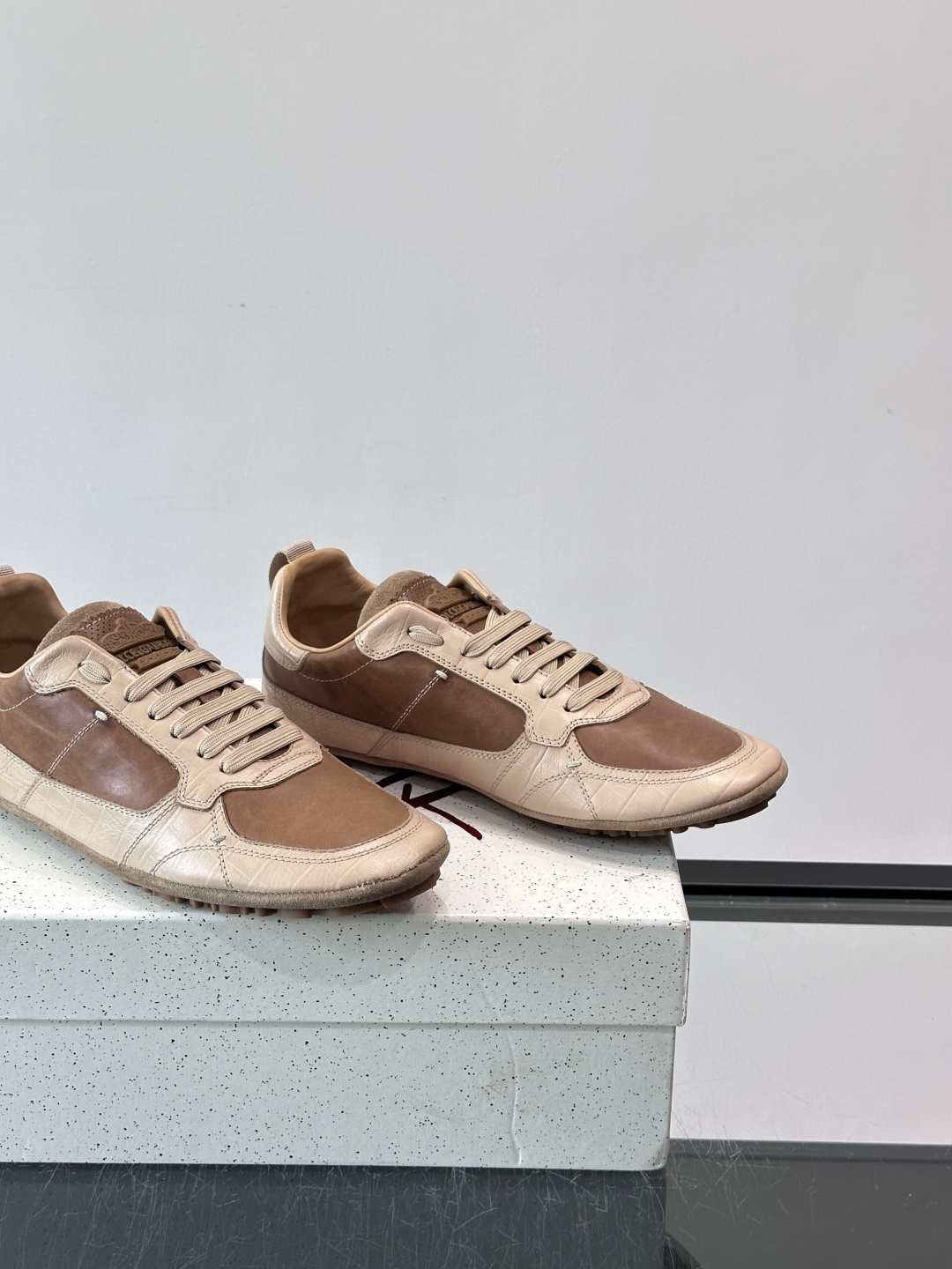 👟Dolce & Gabbana 系列运动鞋，皮革鞋面，简约复古设计，低调又有质感✨。橡胶鞋底，穿着舒适