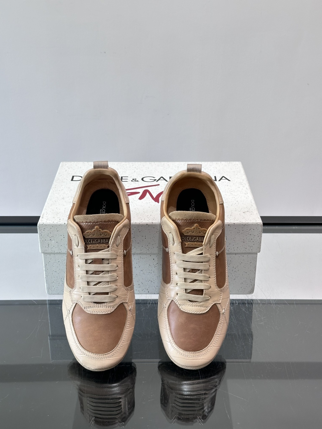 👟Dolce & Gabbana 系列运动鞋，皮革鞋面，简约复古设计，低调又有质感✨。橡胶鞋底，穿着舒适