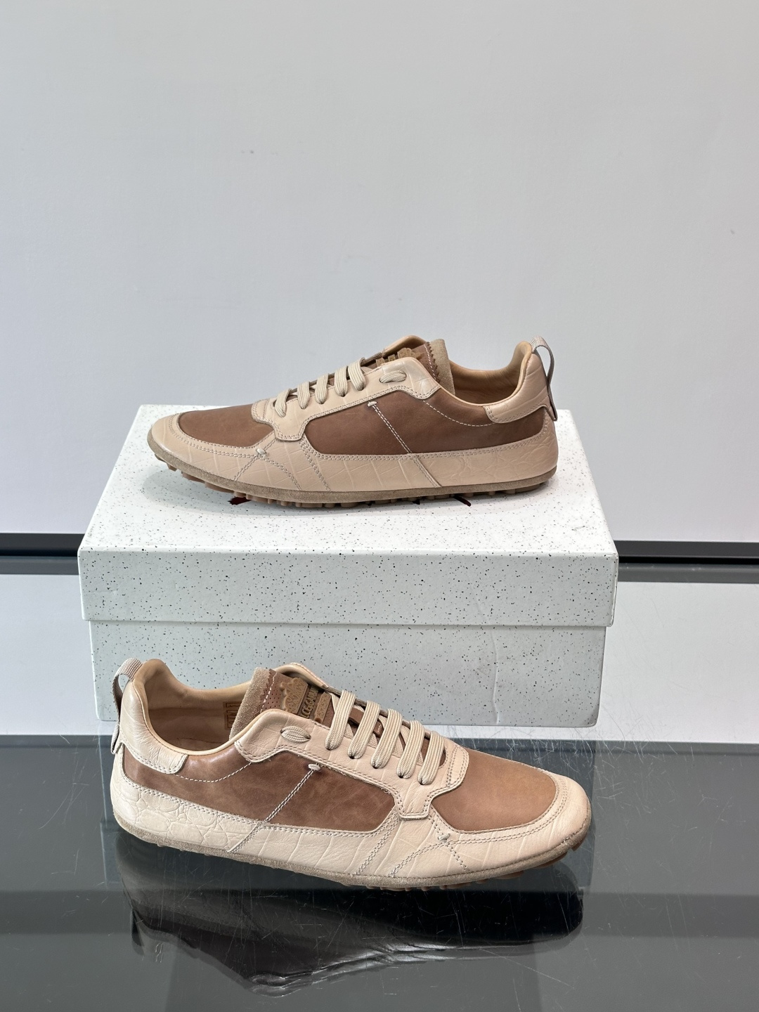 👟Dolce & Gabbana 系列运动鞋，皮革鞋面，简约复古设计，低调又有质感✨。橡胶鞋底，穿着舒适